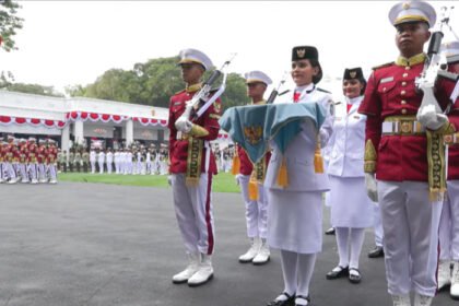 Paskibraka nasional 2026 menjalankan tugas dalam Upacara Detik-detik Proklamasi HUT ke-81 RI di Istana Merdeka, Jakarta.