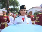 Celine Olivia Apriani Theo dipercaya membawa baki Bendera Merah Putih pada Upacara HUT ke-81 RI di Istana Merdeka.