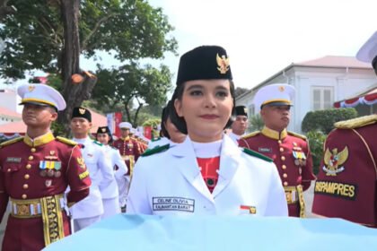 Celine Olivia Apriani Theo dipercaya membawa baki Bendera Merah Putih pada Upacara HUT ke-81 RI di Istana Merdeka.