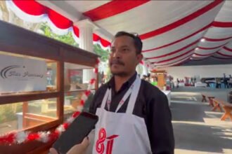 Pedagang kue pancong Iwan Setiawan kembali mendapat undangan Presiden Prabowo Subianto dalam peringatan HUT ke-81 RI di Istana Kepresidenan.