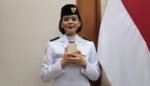 Celine Olivia Apriani Theo membawa baki Merah Putih dalam upacara HUT ke-81 RI di Istana Merdeka, Jakarta, Senin (17/8/2026).