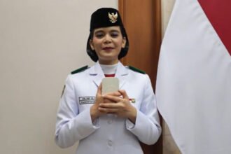 Celine Olivia Apriani Theo membawa baki Merah Putih dalam upacara HUT ke-81 RI di Istana Merdeka, Jakarta, Senin (17/8/2026).