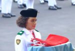 Paskibraka asal Papua Neeltje Deliana Insjowi Werimon menjalankan tugas membawa baki pada Upacara Penurunan Bendera HUT ke-81 RI di Istana Merdeka.