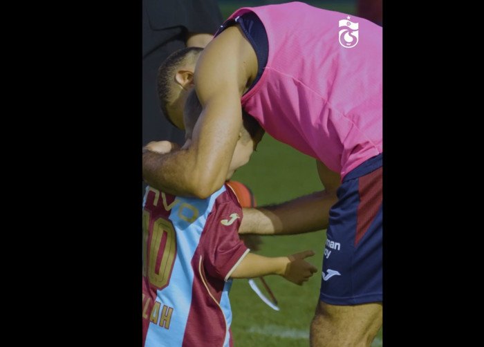 Mohamed Salah Reuni dengan Fan Cilik Liverpool, Momen Haru di Trabzonspor 2 Mohamed Salah Reuni dengan Fan Cilik Liverpool, Momen Haru di Trabzonspor