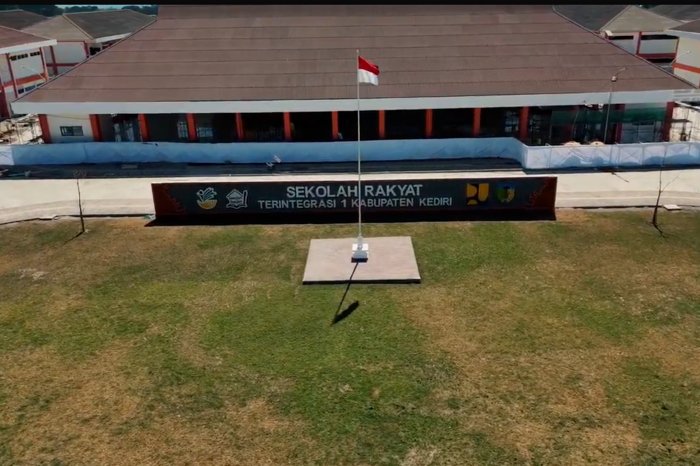 Siswa Sekolah Rakyat Terintegrasi 1 Kabupaten Kediri mengikuti kegiatan pendidikan yang turut menanamkan kedisiplinan dan pembentukan karakter.