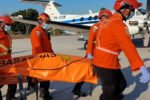 Tim SAR mengevakuasi jenazah relawan kemanusiaan Ahmad Zaki Ali menggunakan Helikopter Dauphin Basarnas dari wilayah terdampak gempa Flores.