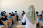 Guru Sekolah Rakyat Terintegrasi 1 Kabupaten Kediri mendampingi siswa agar kebiasaan positif di asrama tetap diterapkan saat berada di rumah.