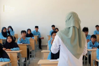 Guru Sekolah Rakyat Terintegrasi 1 Kabupaten Kediri mendampingi siswa agar kebiasaan positif di asrama tetap diterapkan saat berada di rumah.