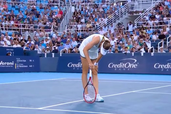 Elena Rybakina harus mengakhiri perjuangannya di Cincinnati Open setelah mengalami cedera pergelangan kaki kiri.