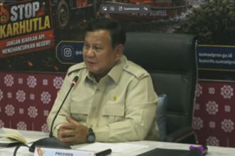 Presiden Prabowo Subianto memimpin rapat penanganan karhutla Sumatera di Palembang, Sumatera Selatan, Senin (24/8/2026).