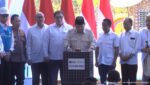 Presiden Prabowo Subianto berbincang dengan Menteri ESDM Bahlil Lahadalia dan Direktur Utama PLN Darmawan Prasodjo saat peluncuran Program PLTS 100 GWp di Jembrana, Bali, Selasa (25/8/2026).