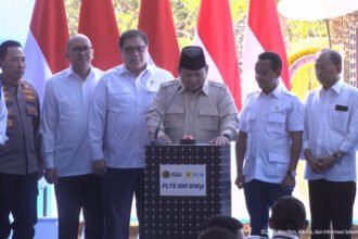 Presiden Prabowo Subianto berbincang dengan Menteri ESDM Bahlil Lahadalia dan Direktur Utama PLN Darmawan Prasodjo saat peluncuran Program PLTS 100 GWp di Jembrana, Bali, Selasa (25/8/2026).