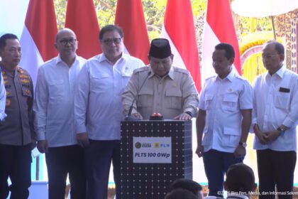 Presiden Prabowo Subianto berbincang dengan Menteri ESDM Bahlil Lahadalia dan Direktur Utama PLN Darmawan Prasodjo saat peluncuran Program PLTS 100 GWp di Jembrana, Bali, Selasa (25/8/2026).