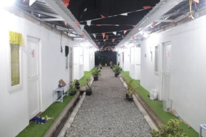 Suryani kini menempati hunian layak di kawasan Senen setelah puluhan tahun tinggal di bantaran rel Jakarta Pusat.