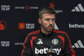 Manchester United terus memburu tambahan pemain menjelang penutupan bursa transfer dengan Eduardo Camavinga dan Ferland Mendy dari Real Madrid masuk dalam pembicaraan, sementara dua striker juga ditawarkan.