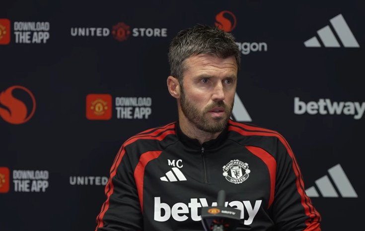 Manchester United terus memburu tambahan pemain menjelang penutupan bursa transfer dengan Eduardo Camavinga dan Ferland Mendy dari Real Madrid masuk dalam pembicaraan, sementara dua striker juga ditawarkan.