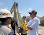 Menteri PU Dody Hanggodo meninjau fasilitas ibadah terdampak gempa di Kabupaten Manggarai, Flores, NTT.