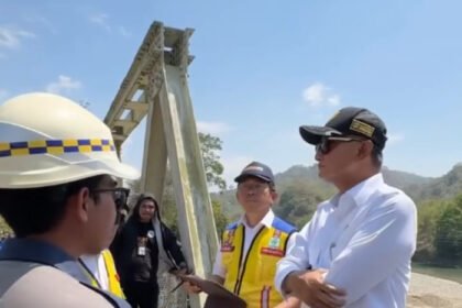 Menteri PU Dody Hanggodo meninjau fasilitas ibadah terdampak gempa di Kabupaten Manggarai, Flores, NTT.