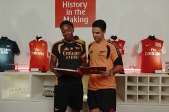 Myles Lewis-Skelly menjadi incaran Manchester United, tetapi Arsenal masih berupaya mempertahankan talenta mudanya.