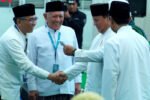 Presiden Prabowo Subianto menerima kartu anggota NU saat penutupan Muktamar Ke-35 NU di Pondok Pesantren Bahrul Ulum Tambakberas, Jombang.