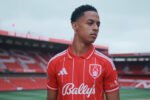 Omari Hutchinson berpeluang menjadi pemain AC Milan pada musim 2026-2027 setelah kedua klub menyepakati skema peminjaman.
