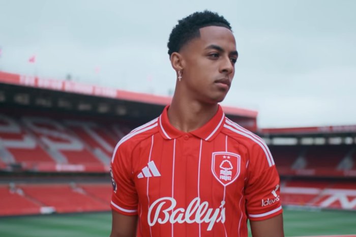 Omari Hutchinson berpeluang menjadi pemain AC Milan pada musim 2026-2027 setelah kedua klub menyepakati skema peminjaman.