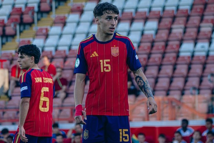 Jorge Salinas menjadi rebutan Manchester United dan Atletico Madrid setelah tampil impresif bersama Racing Santander serta membawa Spanyol menjuarai Euro U-19.