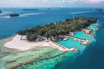 Panorama bawah laut Wakatobi memikat wisatawan dunia berkat terumbu karang yang kaya, air laut jernih, dan ekosistem yang tetap terjaga.