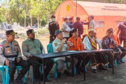 Kabasarnas Mohammad Syafii meninjau posko penanganan gempa di Manggarai Timur pada hari ketiga operasi SAR.