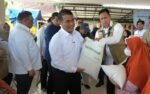 Kepala Bapanas Andi Amran Sulaiman dan Dirut BULOG Ahmad Rizal Ramdhani menyerahkan bantuan beras kepada warga di Kelurahan Lidah Kulon, Surabaya, Rabu (12/8/2026).