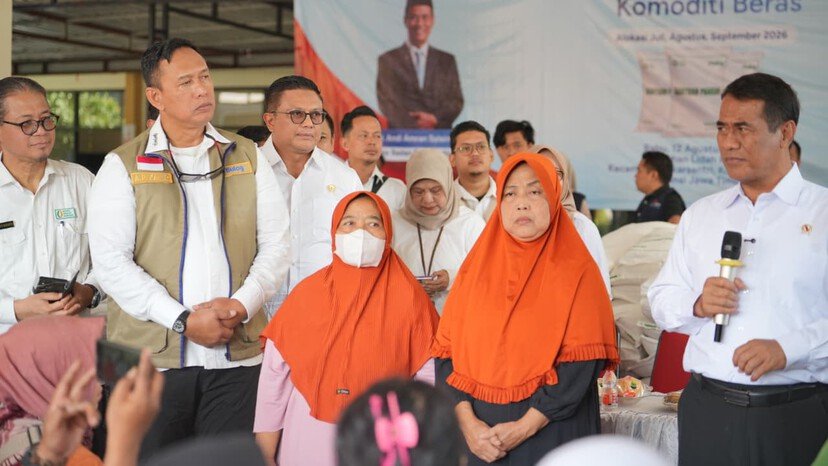 Kepala Bapanas dan Dirut BULOG Serahkan Langsung Bantuan Pangan kepada Warga Surabaya 2 Kepala Bapanas dan Dirut BULOG Serahkan Langsung Bantuan Pangan kepada Warga Surabaya