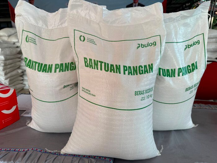 Kepala Bapanas dan Dirut BULOG Serahkan Langsung Bantuan Pangan kepada Warga Surabaya 3 Kepala Bapanas dan Dirut BULOG Serahkan Langsung Bantuan Pangan kepada Warga Surabaya
