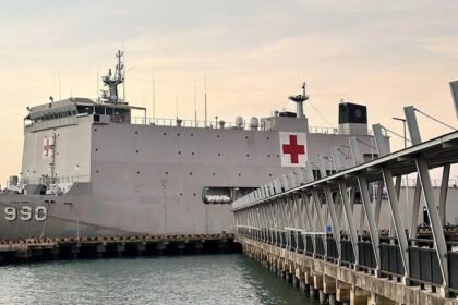 KRI dr. Soeharso tiba di Manggarai untuk memperkuat layanan kesehatan bagi korban gempa NTT M7,7 dengan fasilitas medis lengkap dan pelayanan 24 jam.