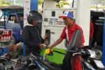 Operator SPBU Mbaumuku, Valentinus Jantur, tetap bertugas melayani kebutuhan BBM warga setelah gempa magnitudo 7,7 mengguncang Manggarai.