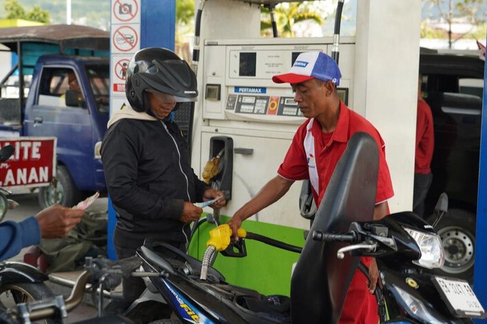 Operator SPBU Mbaumuku, Valentinus Jantur, tetap bertugas melayani kebutuhan BBM warga setelah gempa magnitudo 7,7 mengguncang Manggarai.