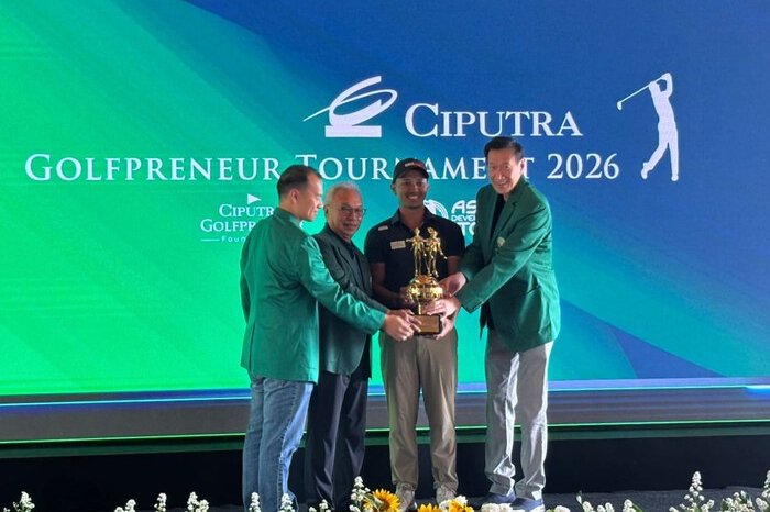 Kevin Caesario Akbar menorehkan sejarah dengan menjuarai Ciputra Golfpreneur Tournament 2026 dan menjadi pegolf Indonesia pertama dalam 11 tahun yang meraih trofi tersebut.
