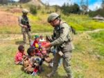 Personel Satgas Damai Cartenz berinteraksi dengan anak-anak saat patroli humanis di Ilaga, Kabupaten Puncak, Papua Tengah.