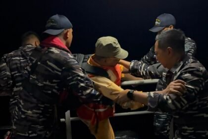KRI Nala-363 mengevakuasi korban kebakaran KM Mutiara Sentosa 2 menuju Posko Crisis Center Tanjung Perak, sementara operasi SAR TNI AL masih terus berlangsung.