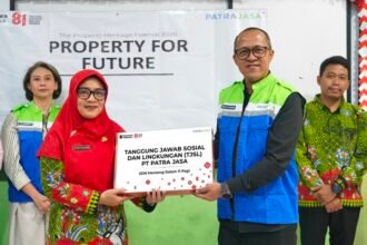 Patra Jasa menyerahkan sembilan laptop kepada SD Negeri Menteng Dalam 11 Pagi melalui program “8 + 1 Laptop for Future” dalam rangka HUT ke-81 RI.