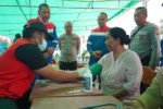 Tim medis Pertamina Patra Niaga memberikan layanan kesehatan gratis kepada pengungsi terdampak gempa di Posko Pertamina Peduli, Reo, Manggarai, NTT.