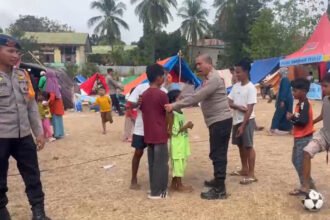 Polri memberikan trauma healing kepada anak-anak pengungsi gempa di Flores untuk membantu mengurangi ketakutan dan memulihkan rasa aman.
