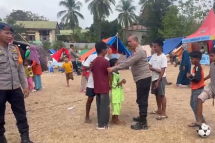 Polri memberikan trauma healing kepada anak-anak pengungsi gempa di Flores untuk membantu mengurangi ketakutan dan memulihkan rasa aman.
