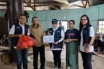 Relawan Bakti BUMN 2026 bersama Pupuk Indonesia menyalurkan bantuan dan layanan kesehatan bagi warga terdampak gempa di Ruteng, Manggarai, NTT.