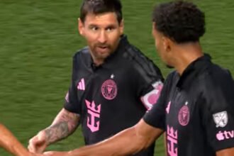 Lionel Messi merayakan golnya dengan menunjuk ke langit setelah mencetak gol untuk Inter Miami melawan Philadelphia Union.