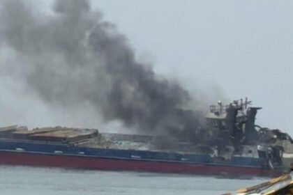 Pasukan Houthi berjaga dalam aksi demonstrasi di Yaman ketika ketegangan di kawasan Laut Merah kembali meningkat.