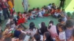 Anak-anak pengungsi gempa NTT mengikuti kegiatan trauma healing dan membaca buku di posko pengungsian GOR Samador, Sikka.