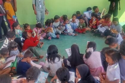 Anak-anak pengungsi gempa NTT mengikuti kegiatan trauma healing dan membaca buku di posko pengungsian GOR Samador, Sikka.