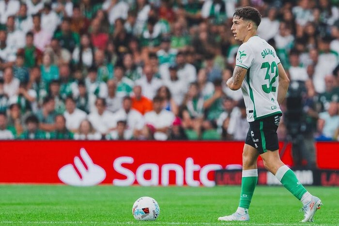 Manchester United mulai menyaingi Barcelona dalam perebutan bek muda Racing Santander, Jorge Salinas, yang memiliki klausul pelepasan sekitar Rp328,9 miliar.