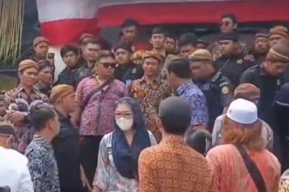 Ricuh Prosesi Miyos Gangsa Sekaten Solo, GKR Timoer Rumbay Sempat Terjatuh Dihadang Abdi Dalem