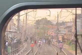 Bikin Resah Penumpang Jam Pulang Kerja! Tawuran Dekat Rel Manggarai Lumpuhkan KRL